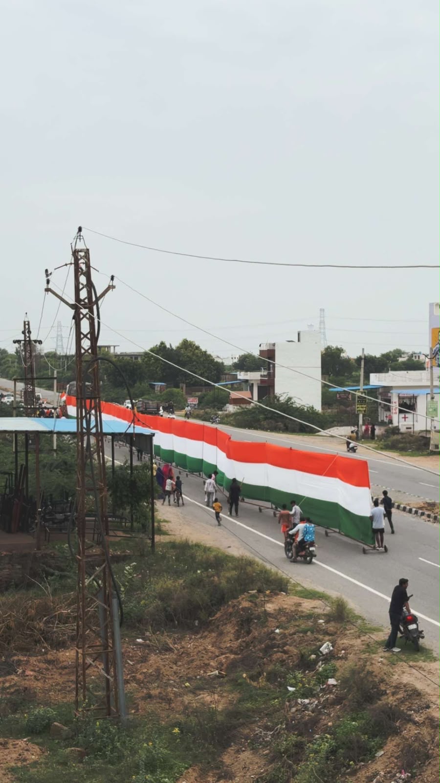 301 फीट तिरंगे ने नसीराबाद में जगाया राष्ट्रभक्ति का जज्बापुष्कर से पहुंची बाबू मेहरा की तिरंगा कांवड़ यात्रा, न्यू महाकालेश्वर मंदिर में हुआ भव्य धार्मिक आयोजन