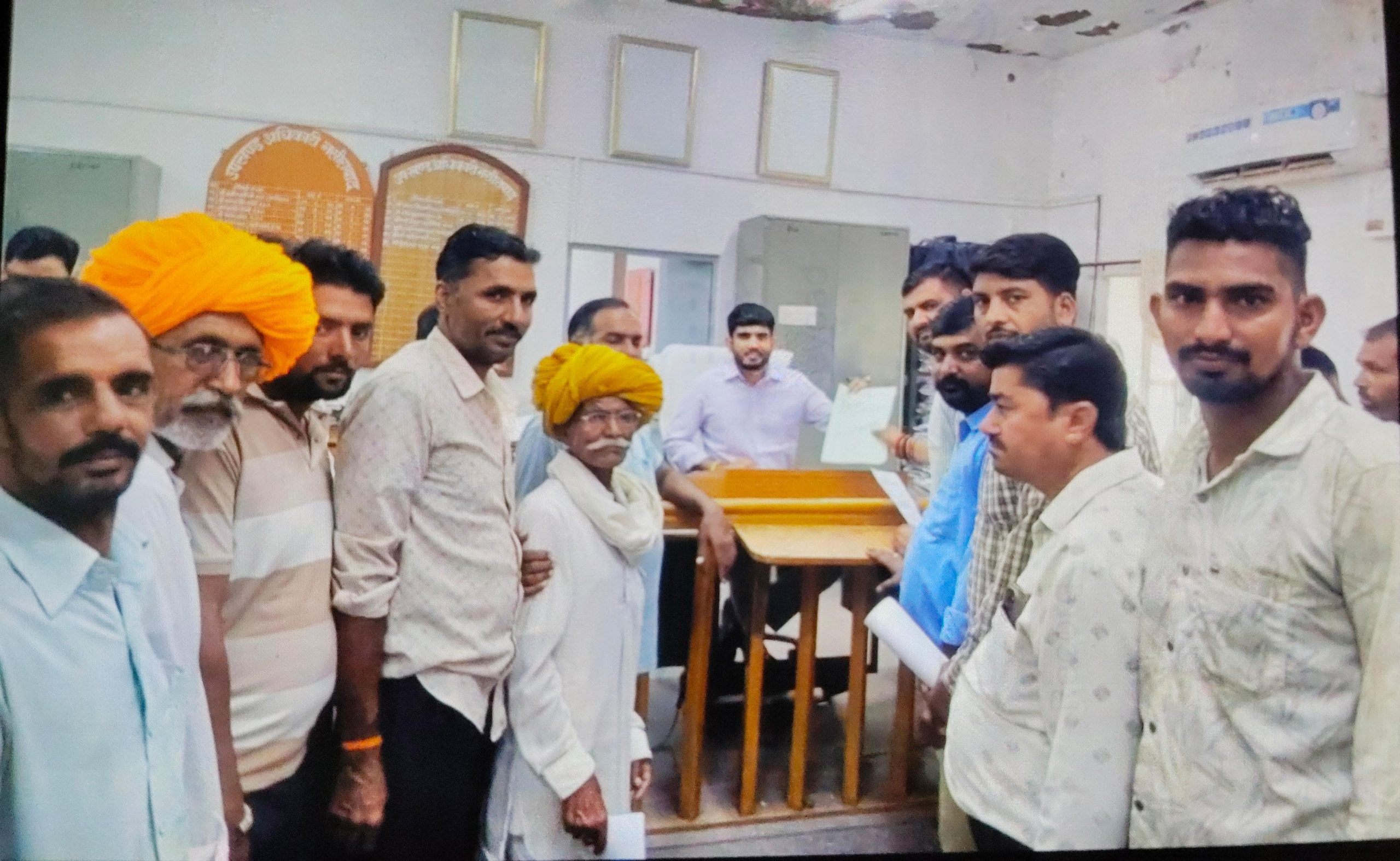 देरांठू में सेटलमेंट को लेकर ग्रामीणों का फूटा गुस्सा, SDM को सौंपा ज्ञापनकिसानों के रकबे में कमी और रिकॉर्ड-नक्शों में बदलाव का आरोप, निष्पक्ष जांच की मांग