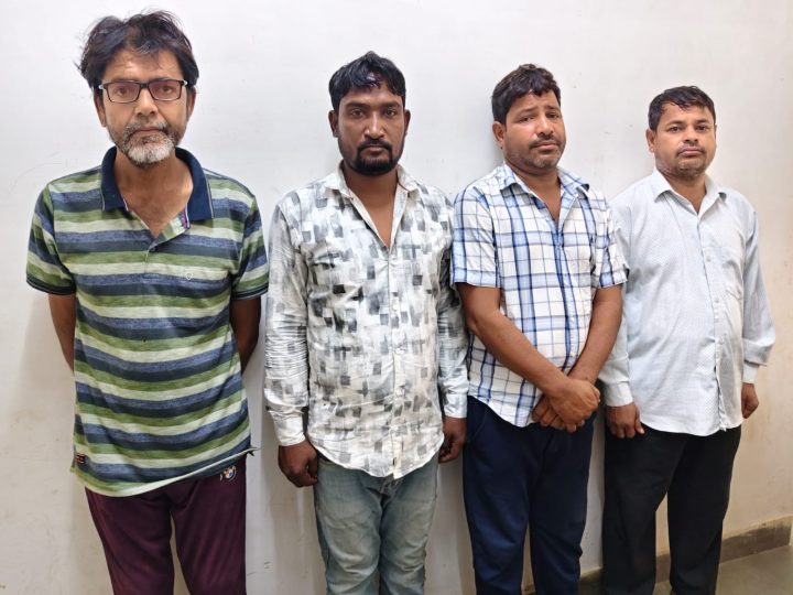 रामगंज थाना पुलिस की सटोरियों और असामाजिक तत्वों पर बड़ी कार्रवाई5 सटोरिये गिरफ्तार, 15,200 रुपए की सट्टा राशि जब्त; लड़ाई-झगड़ा करने वाले 12 असामाजिक तत्व भी गिरफ्तार