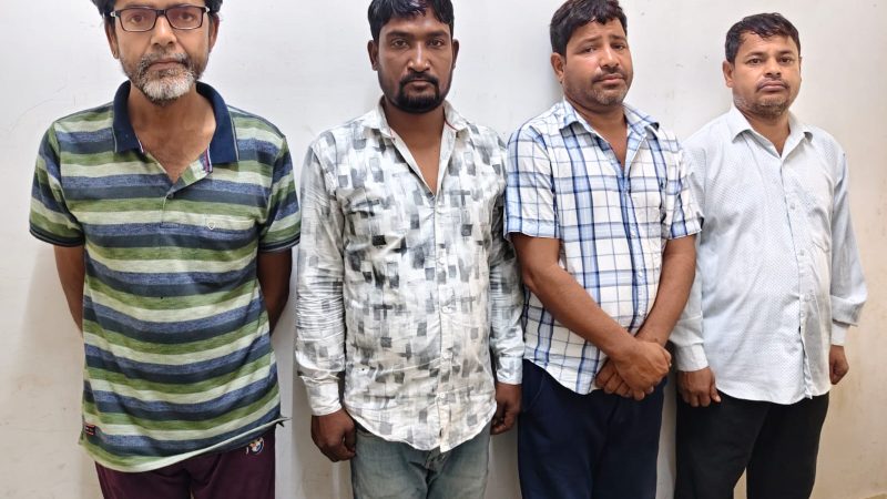 रामगंज थाना पुलिस की सटोरियों और असामाजिक तत्वों पर बड़ी कार्रवाई5 सटोरिये गिरफ्तार, 15,200 रुपए की सट्टा राशि जब्त; लड़ाई-झगड़ा करने वाले 12 असामाजिक तत्व भी गिरफ्तार