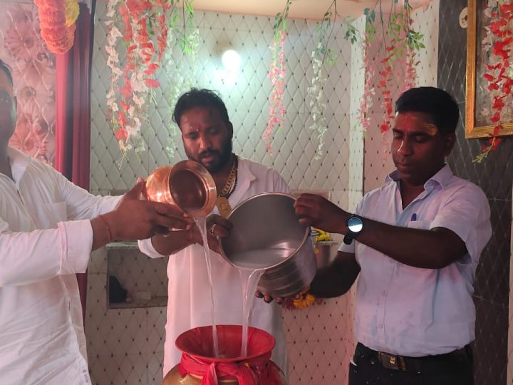 सावन मास में ट्राम्बे स्टेशन स्थित महादेव मंदिर पर हुआ सुंदर सहस्त्रधारा आयोजन
