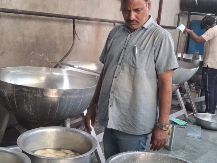 त्योहारी सीजन पर खाद्य सुरक्षा विभाग की कार्रवाई, जांच के  लिए मिठाई और तेल के नमूने,बडलिया चौराहा स्थित देवनारायण स्वीट्स एंड नमकीन का सघन निरीक्षण किया गया।