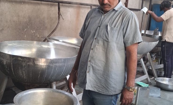 त्योहारी सीजन पर खाद्य सुरक्षा विभाग की कार्रवाई, जांच के  लिए मिठाई और तेल के नमूने,बडलिया चौराहा स्थित देवनारायण स्वीट्स एंड नमकीन का सघन निरीक्षण किया गया।