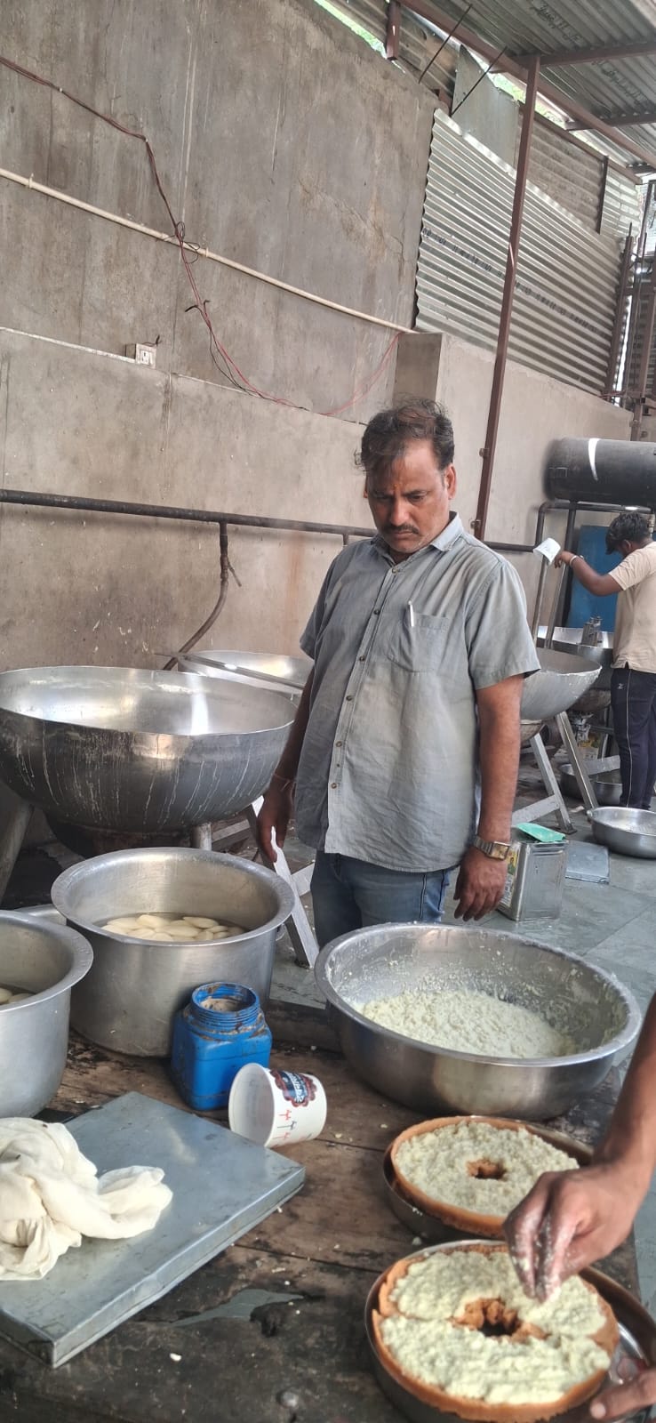 त्योहारी सीजन पर खाद्य सुरक्षा विभाग की कार्रवाई, जांच के  लिए मिठाई और तेल के नमूने,बडलिया चौराहा स्थित देवनारायण स्वीट्स एंड नमकीन का सघन निरीक्षण किया गया।