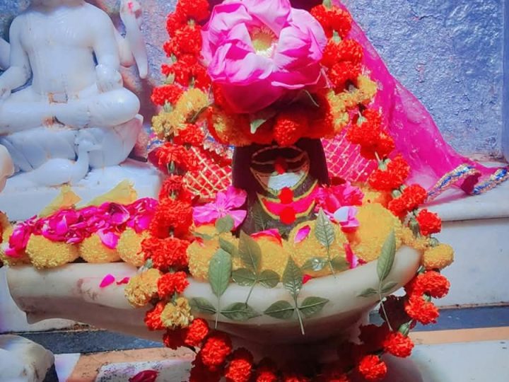 फूलों की महक और ‘हर-हर महादेव’ के जयकारों से शिवमय हुआ लक्ष्मीनारायण मंदिर