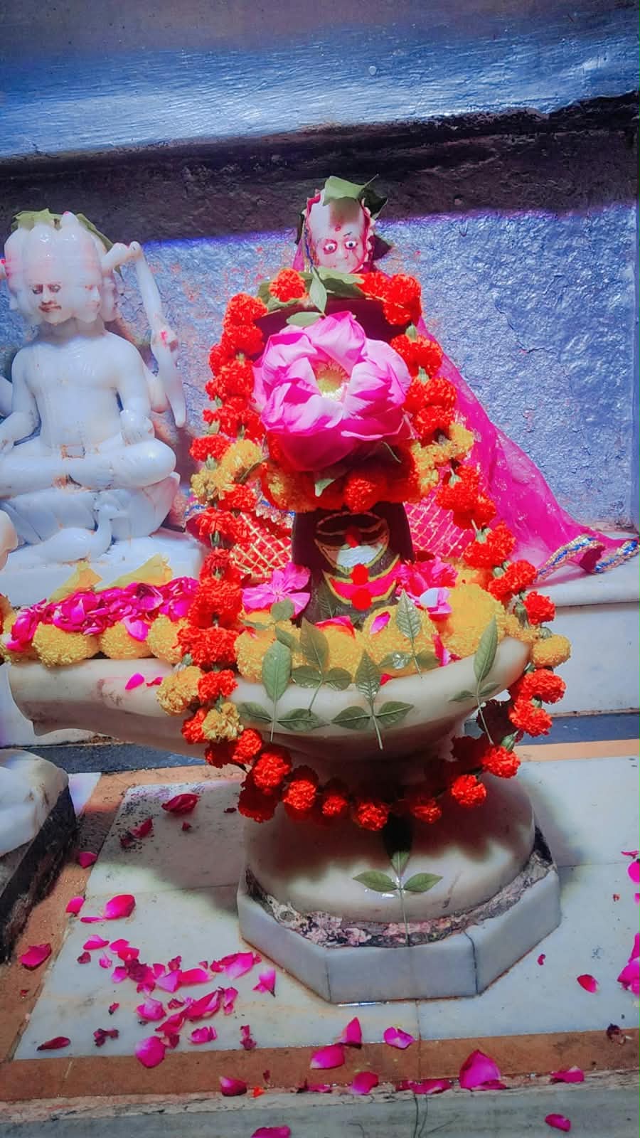 फूलों की महक और ‘हर-हर महादेव’ के जयकारों से शिवमय हुआ लक्ष्मीनारायण मंदिर