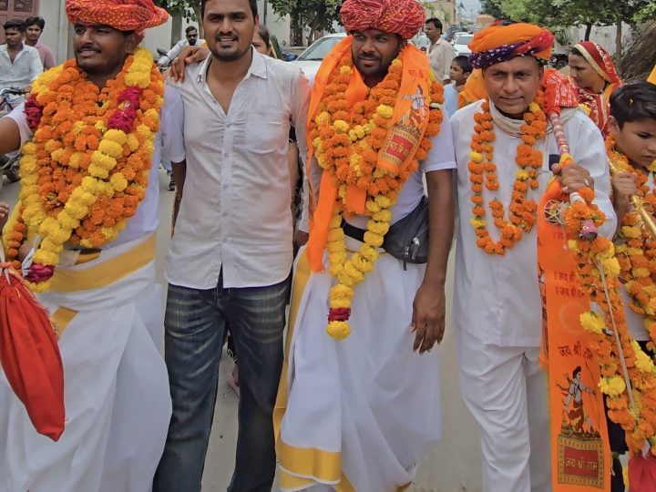 घृष्णेश्वर से बिजयनगर तक गूंजी भोले की भक्ति, कांवड़ यात्रियों का जगह-जगह पुष्पवर्षा से स्वागत