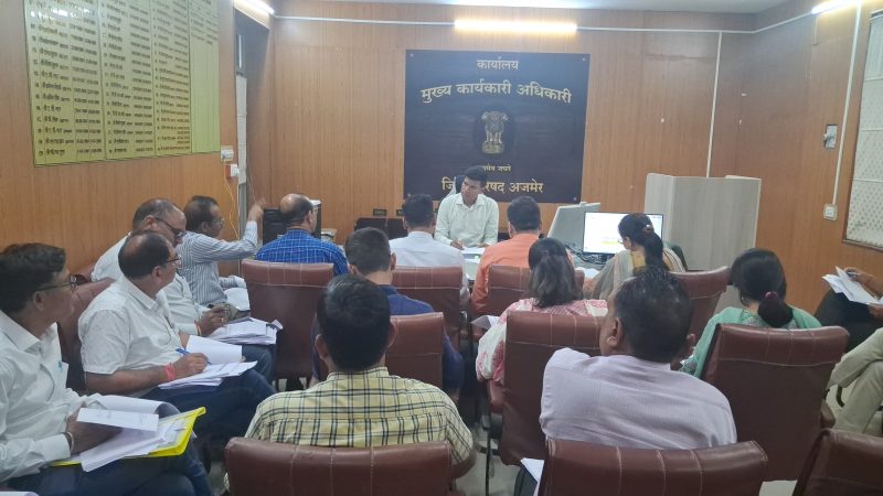 जिला परिषद सीईओ राम प्रकाश ले रहे है योजनाओं की समिक्षा बैठक