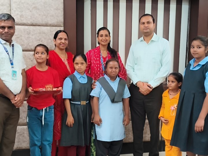 दिव्यांग बच्चों ने जिला कलेक्टर के संग मनाया रक्षाबंधन