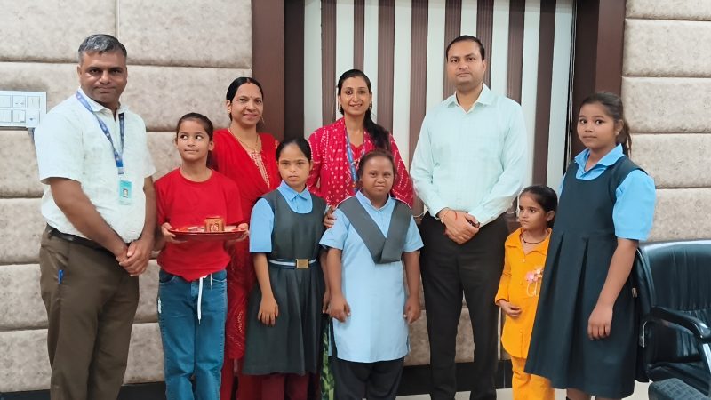 दिव्यांग बच्चों ने जिला कलेक्टर के संग मनाया रक्षाबंधन