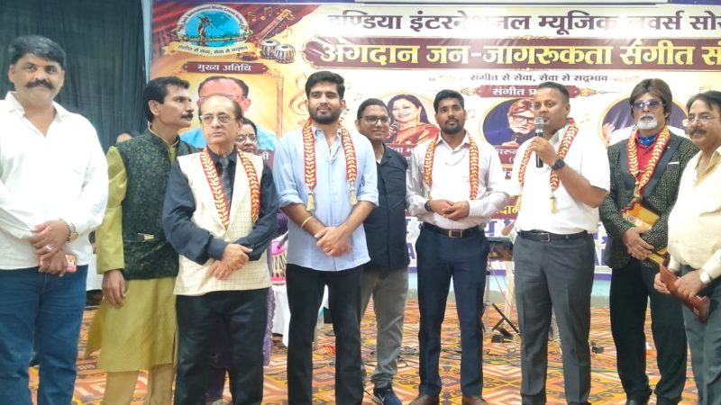 नसीराबाद में सुरों संग गूंजे ठहाके, संगीतमय शाम बनी यादगार