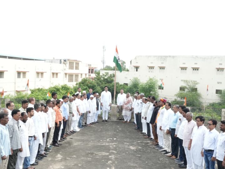 किशनगढ़ विधायक डॉ. विकास चौधरी ने राजीव गांधी स्मृति भवन में किया ध्वजारोहण, शहीदों के बलिदान को किया याद