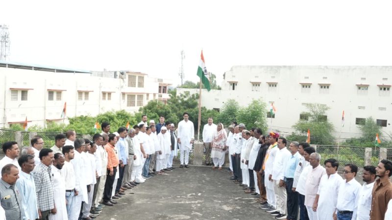 किशनगढ़ विधायक डॉ. विकास चौधरी ने राजीव गांधी स्मृति भवन में किया ध्वजारोहण, शहीदों के बलिदान को किया याद