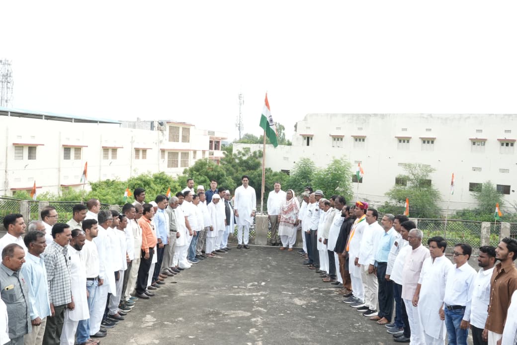 किशनगढ़ विधायक डॉ. विकास चौधरी ने राजीव गांधी स्मृति भवन में किया ध्वजारोहण, शहीदों के बलिदान को किया याद