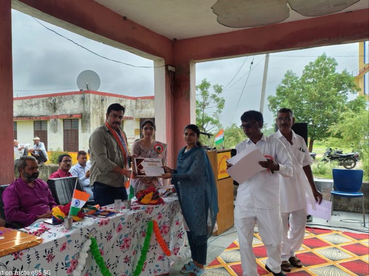 कणोज के सरकारी स्कूल में अब बच्चे नहीं बैठेंगे जमीन पर, समाजसेवी दिग्विजय सिंह ने की बेंच – डेस्क भेंट करने की घोषणा।