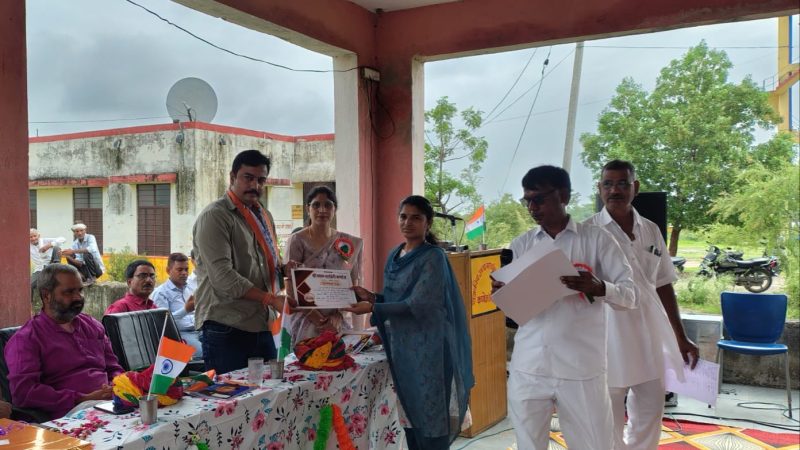 कणोज के सरकारी स्कूल में अब बच्चे नहीं बैठेंगे जमीन पर, समाजसेवी दिग्विजय सिंह ने की बेंच – डेस्क भेंट करने की घोषणा।