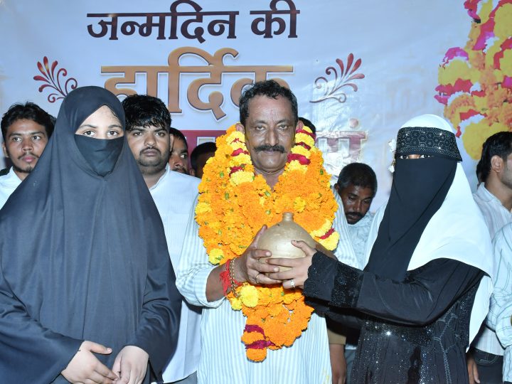 समाजसेवी कानसिंह इंदा के जन्मोत्सव के अवसर पर मुस्लिम बालिकाओं ने अपनी जमापूंजी का गुल्लक भेंट कर जताया स्नेह, इंदा बोले: इस ऋण को जीवनभर नहीं चुका सकता