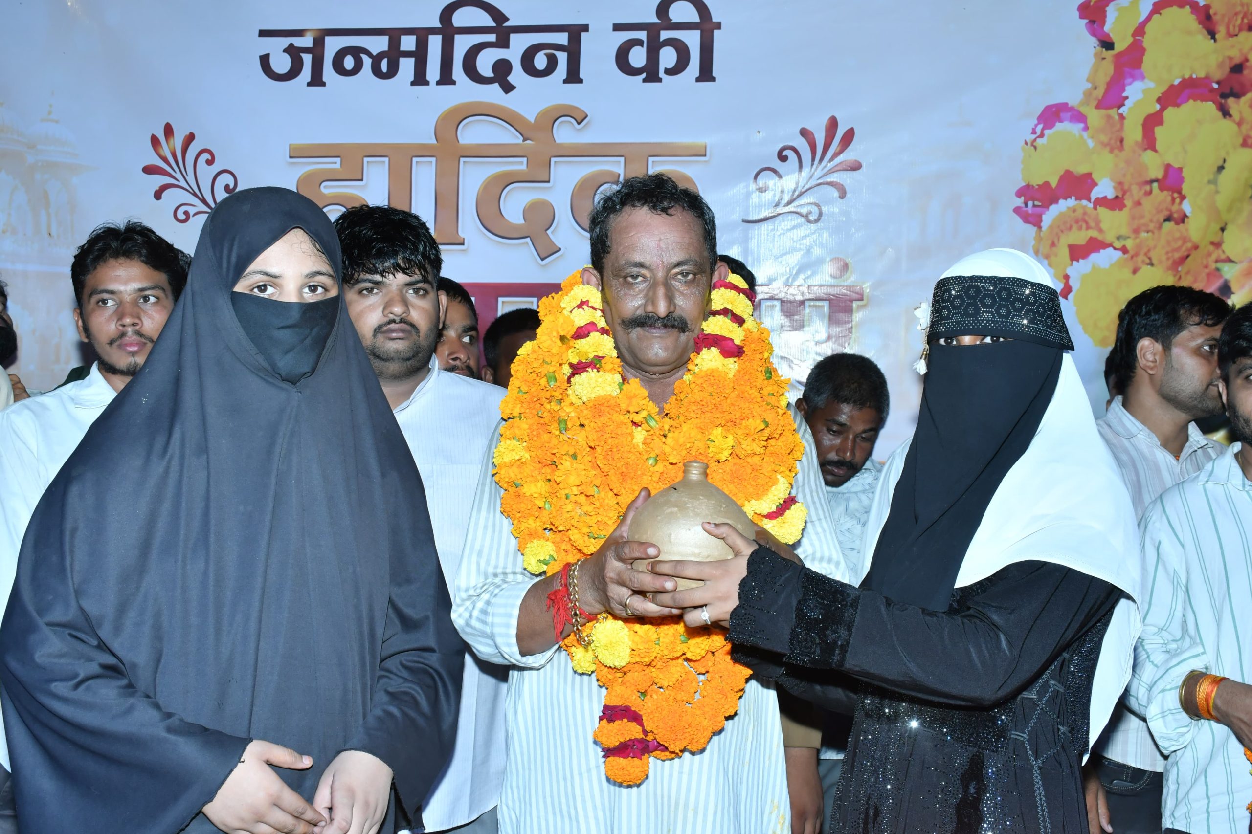 समाजसेवी कानसिंह इंदा के जन्मोत्सव के अवसर पर मुस्लिम बालिकाओं ने अपनी जमापूंजी का गुल्लक भेंट कर जताया स्नेह, इंदा बोले: इस ऋण को जीवनभर नहीं चुका सकता