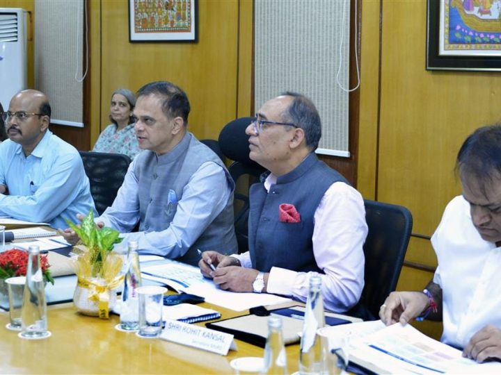 ग्रामीण विकास विभाग की विभिन्न योजनाओं एवं कार्यक्रमों की प्रगति की समीक्षा बैठक आयोजित हुई। बैठक में राजीविका, विकसित भारत-जी राम जी योजना, प्रधानमंत्री आवास योजना-ग्रामीण सहित विभिन्न योजनाओं की प्रगति, वित्तीय स्थिति तथा केन्द्र स्तर पर लंबित प्रकरणों पर