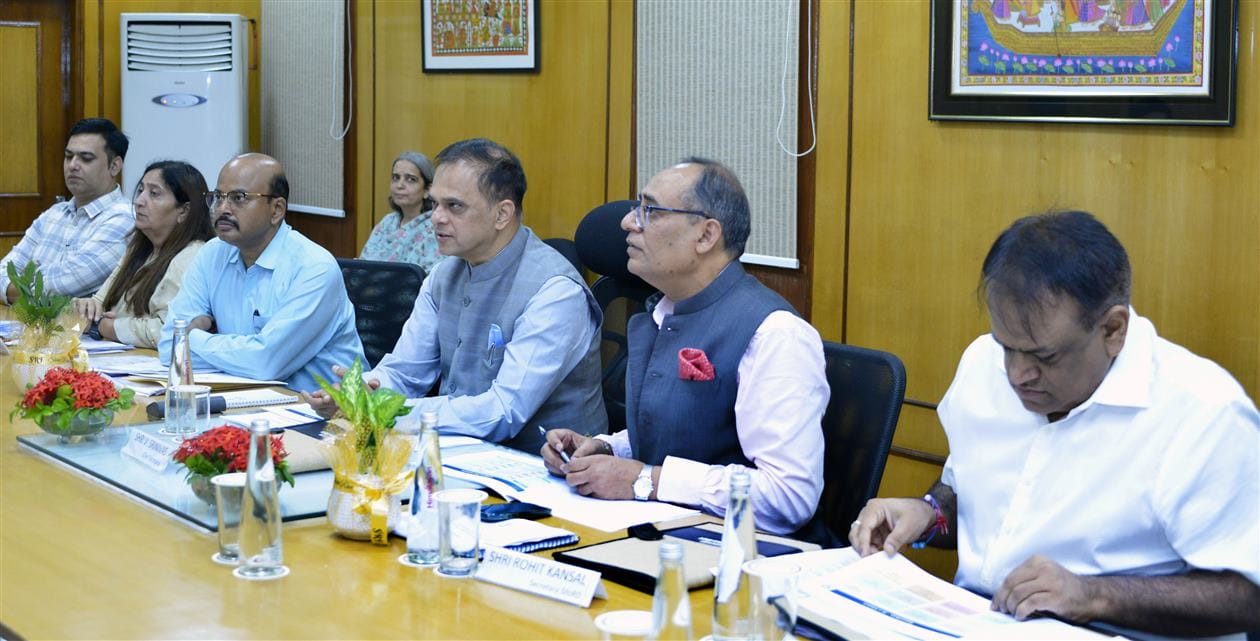 ग्रामीण विकास विभाग की विभिन्न योजनाओं एवं कार्यक्रमों की प्रगति की समीक्षा बैठक आयोजित हुई। बैठक में राजीविका, विकसित भारत-जी राम जी योजना, प्रधानमंत्री आवास योजना-ग्रामीण सहित विभिन्न योजनाओं की प्रगति, वित्तीय स्थिति तथा केन्द्र स्तर पर लंबित प्रकरणों पर