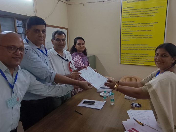नगरीय निकाय आम चुनाव की मतगणना सम्पन्न हुई।निर्वाचन को दिलाई शपथ,इसमें निर्वाचित घोषित सदस्यों के द्वारा अध्यक्षीय पदों के लिए 21 सितम्बर को मतदान किया जाएगा।