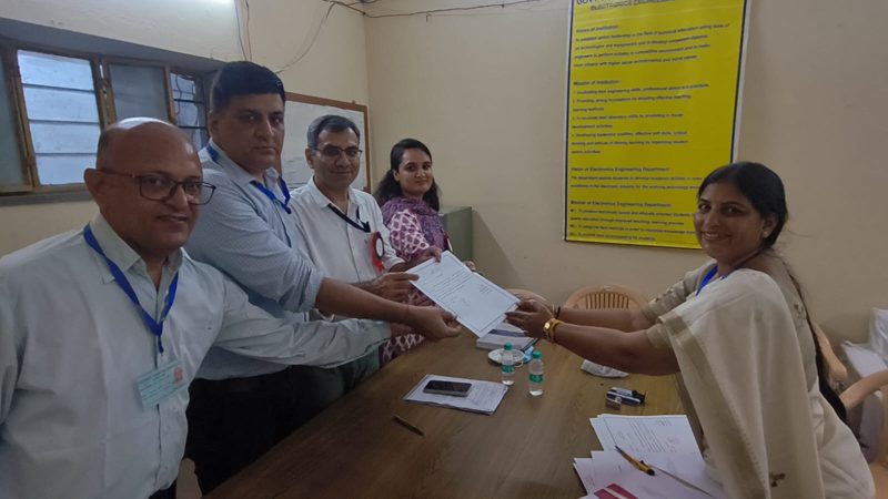 नगरीय निकाय आम चुनाव की मतगणना सम्पन्न हुई।निर्वाचन को दिलाई शपथ,इसमें निर्वाचित घोषित सदस्यों के द्वारा अध्यक्षीय पदों के लिए 21 सितम्बर को मतदान किया जाएगा।