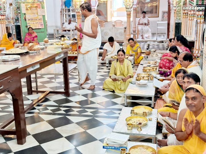 पर्युषण पर्व के दूसरे दिन श्रद्धालुओं ने किया अभिषेक, शांतिधारा व दस लक्षण विधान पूजन