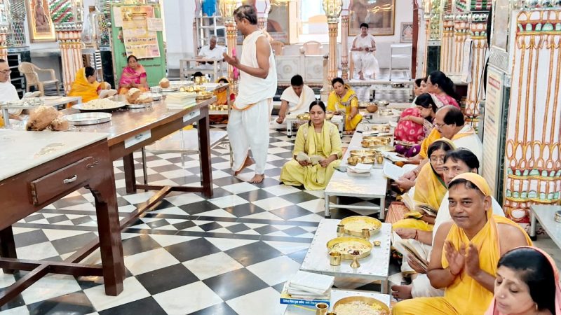 पर्युषण पर्व के दूसरे दिन श्रद्धालुओं ने किया अभिषेक, शांतिधारा व दस लक्षण विधान पूजन