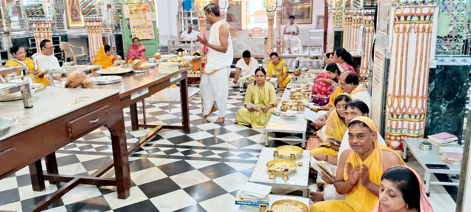 पर्युषण पर्व के दूसरे दिन श्रद्धालुओं ने किया अभिषेक, शांतिधारा व दस लक्षण विधान पूजन