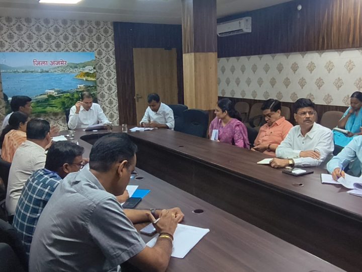 विकसित भारत जन सेवा अभियानजिला कलक्टर  लोक बन्धु ने ली समीक्षा बैठकअभियान के प्रभावी संचालन एवं पात्र लाभार्थियों तक योजनाओं का लाभ पहुंचाने पर दिया जोर
