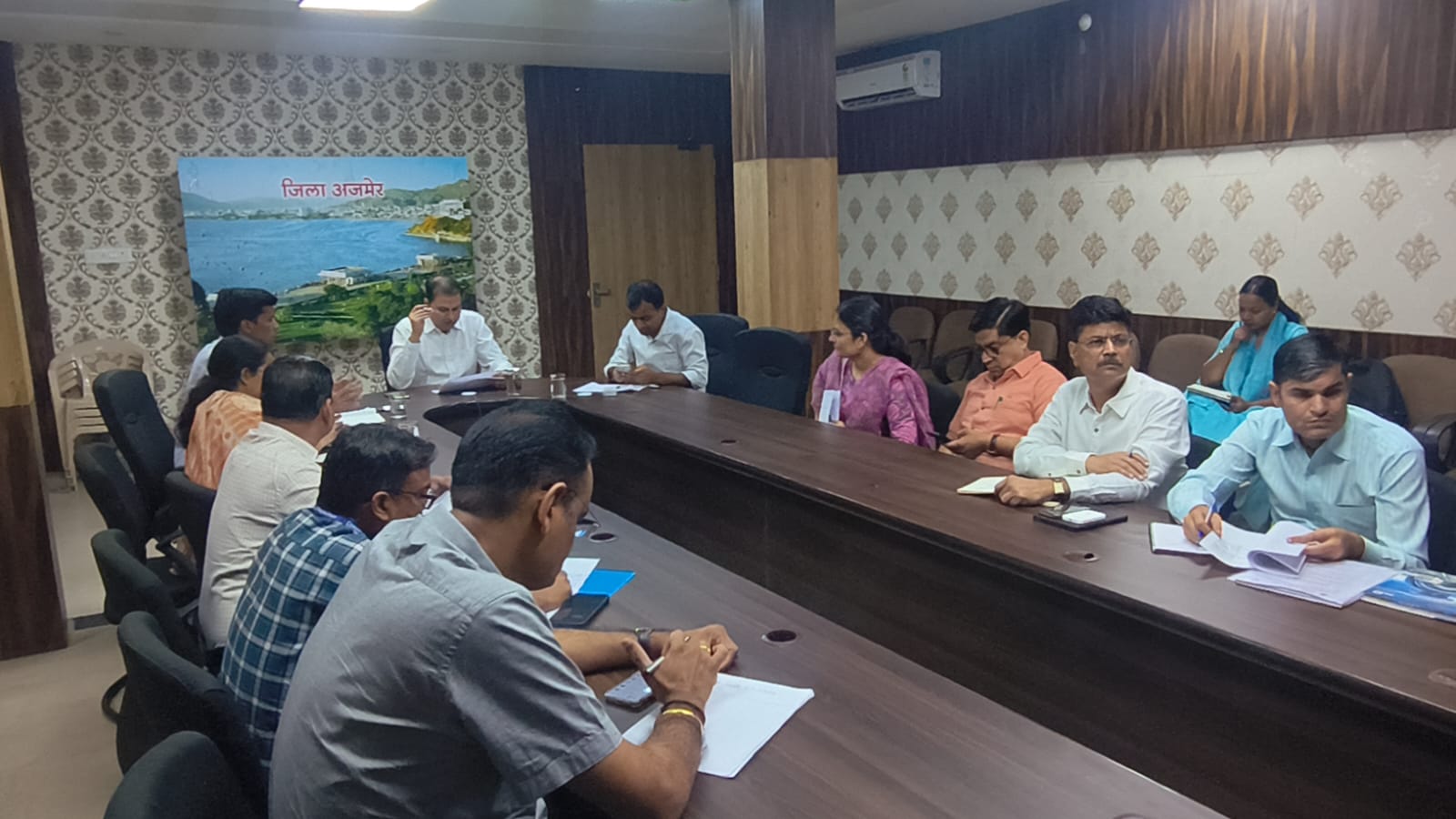 विकसित भारत जन सेवा अभियानजिला कलक्टर  लोक बन्धु ने ली समीक्षा बैठकअभियान के प्रभावी संचालन एवं पात्र लाभार्थियों तक योजनाओं का लाभ पहुंचाने पर दिया जोर