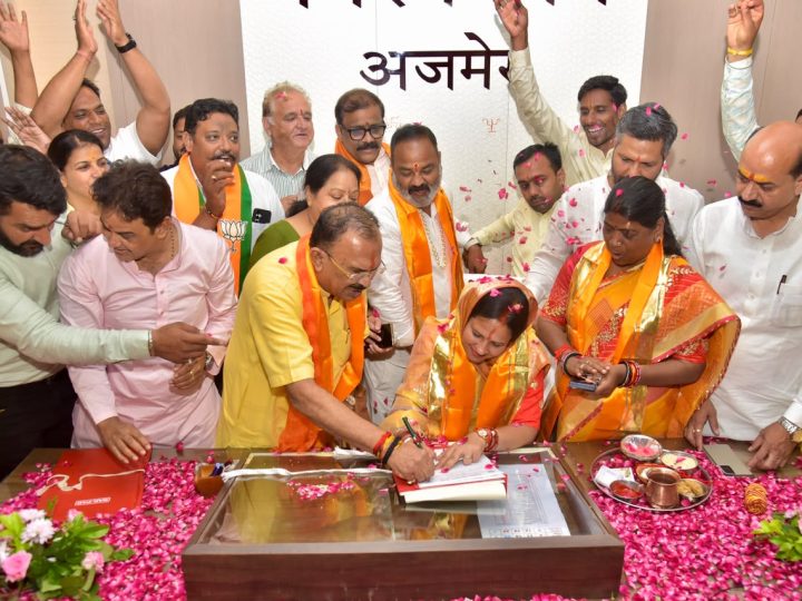 महापौर अनामिका शर्मा एवं उप महापौर हेमंत सांखला ने किया पदभार ग्रहण