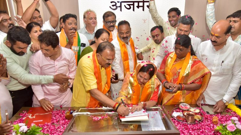 महापौर अनामिका शर्मा एवं उप महापौर हेमंत सांखला ने किया पदभार ग्रहण