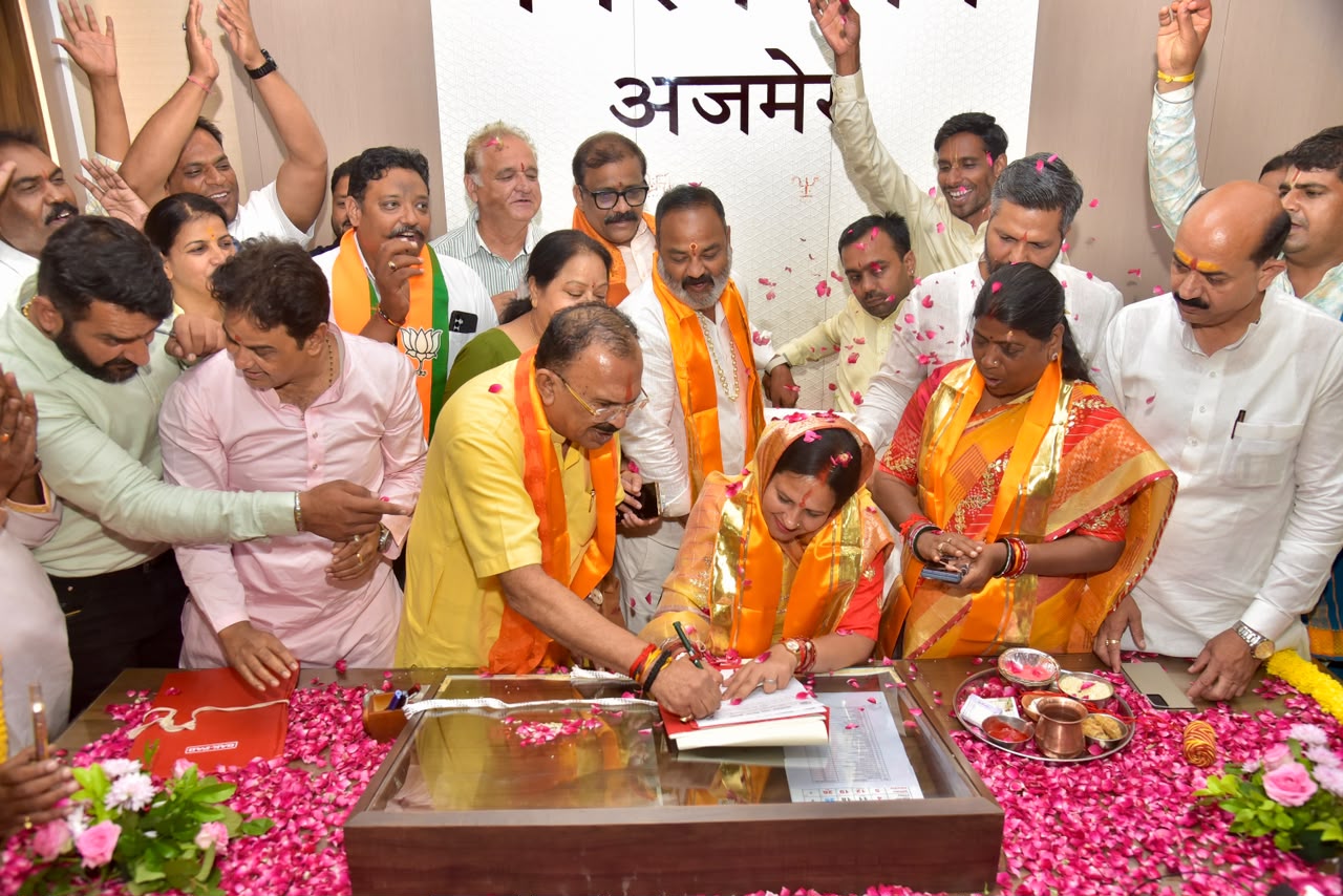 महापौर अनामिका शर्मा एवं उप महापौर हेमंत सांखला ने किया पदभार ग्रहण