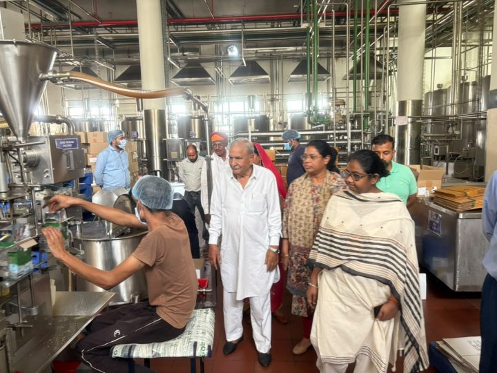 अजमेर डेयरी में विशिष्ट अतिथियों ने किया प्लांट का भ्रमण: चेयरमैन रामचन्द्र चौधरी ने साझा की डेयरी की आधुनिक कार्यप्रणाली व उपलब्धियाँ
