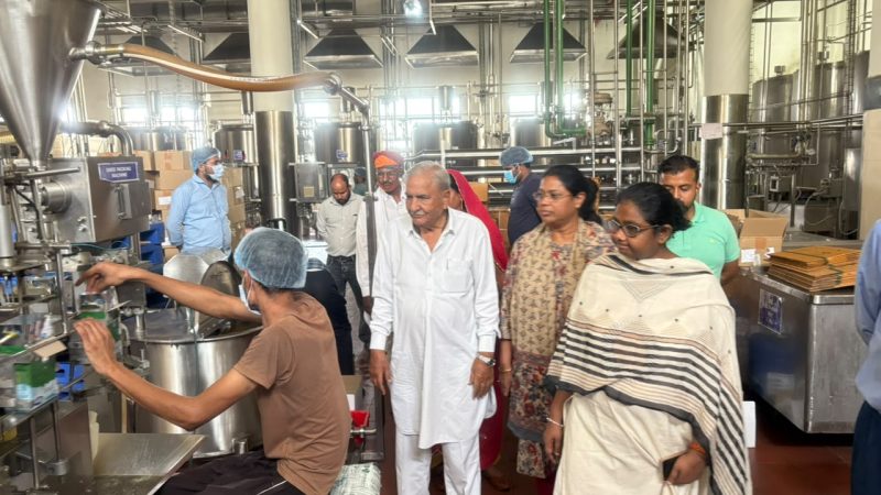 अजमेर डेयरी में विशिष्ट अतिथियों ने किया प्लांट का भ्रमण: चेयरमैन रामचन्द्र चौधरी ने साझा की डेयरी की आधुनिक कार्यप्रणाली व उपलब्धियाँ