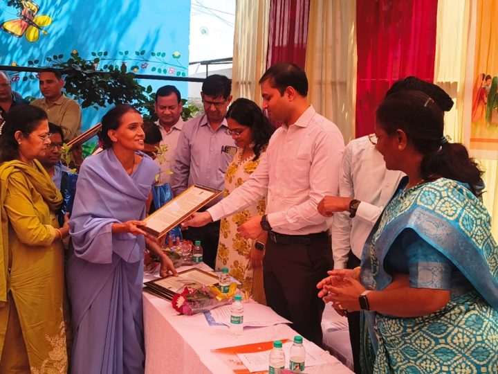 जिला कलक्टर  लोक बंधु ने किया आंगनबाड़ी बहनों का सम्मान