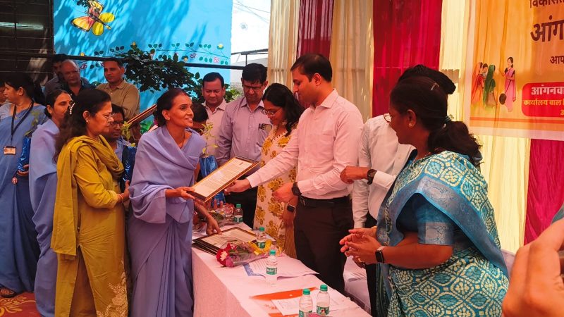 जिला कलक्टर  लोक बंधु ने किया आंगनबाड़ी बहनों का सम्मान