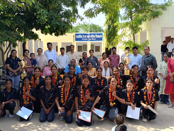 नांदला। किशनगढ़ ब्लॉक के अमरपुरा में आयोजित 70वीं जिला स्तरीय सॉफ्टबॉल प्रतियोगिता में नांदला स्कूल की अंडर-17 एवं अंडर-19 छात्र वर्ग की टीमों ने शानदार प्रदर्शन करते हुए दोनों वर्गों में तृतीय स्थान प्राप्त कर विद्यालय का नाम गौरवान्वित किया।