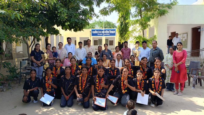 नांदला। किशनगढ़ ब्लॉक के अमरपुरा में आयोजित 70वीं जिला स्तरीय सॉफ्टबॉल प्रतियोगिता में नांदला स्कूल की अंडर-17 एवं अंडर-19 छात्र वर्ग की टीमों ने शानदार प्रदर्शन करते हुए दोनों वर्गों में तृतीय स्थान प्राप्त कर विद्यालय का नाम गौरवान्वित किया।