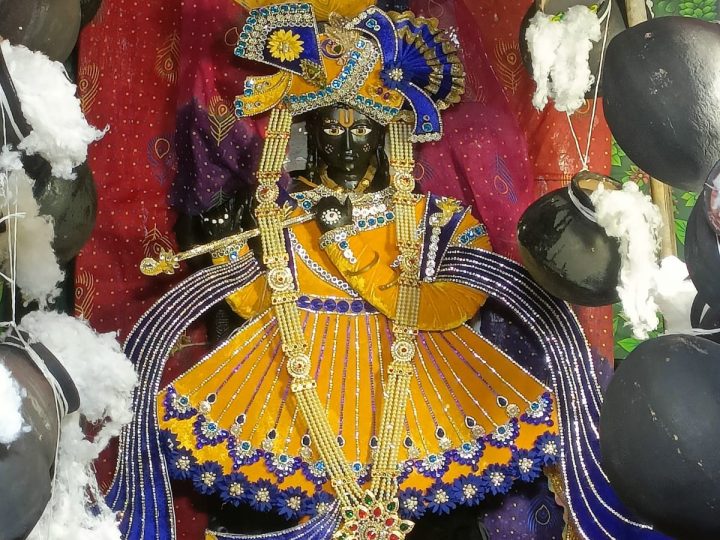 20 साल बाद मंदिर को लौटाए भगवान के सोने-चांदी के आभूषण, ग्रामीणों की मौजूदगी में पुजारियों को सौंपे