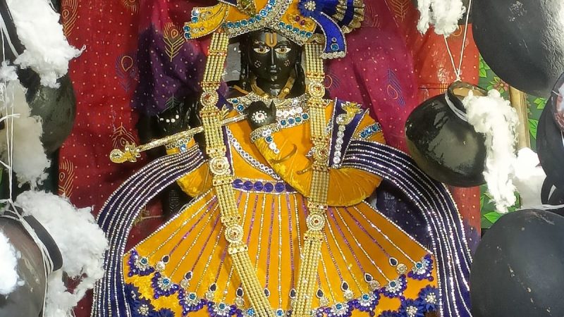 20 साल बाद मंदिर को लौटाए भगवान के सोने-चांदी के आभूषण, ग्रामीणों की मौजूदगी में पुजारियों को सौंपे
