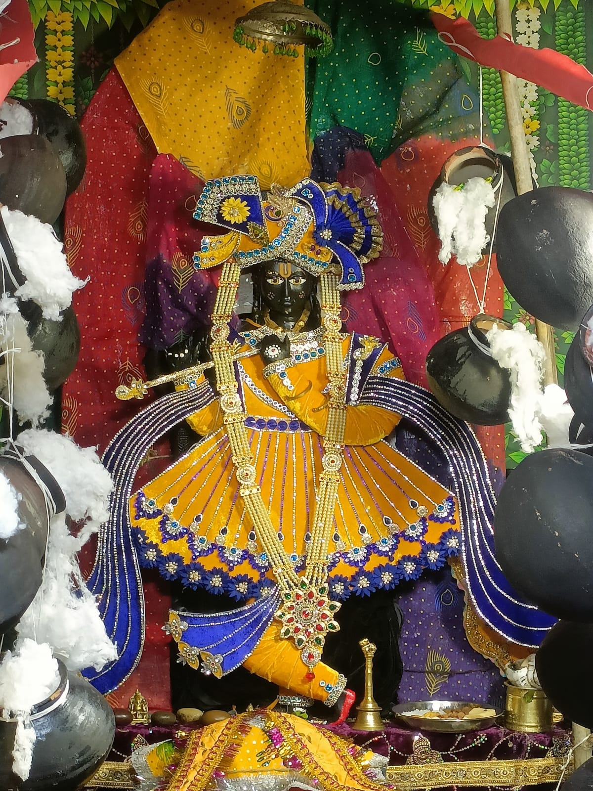 20 साल बाद मंदिर को लौटाए भगवान के सोने-चांदी के आभूषण, ग्रामीणों की मौजूदगी में पुजारियों को सौंपे