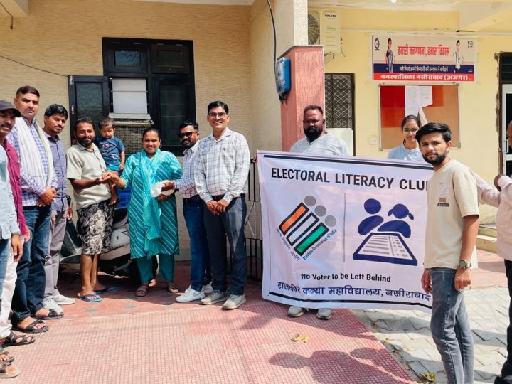 पीले चावल बांटकर आमजन को मतदान के लिए किया प्रेरित