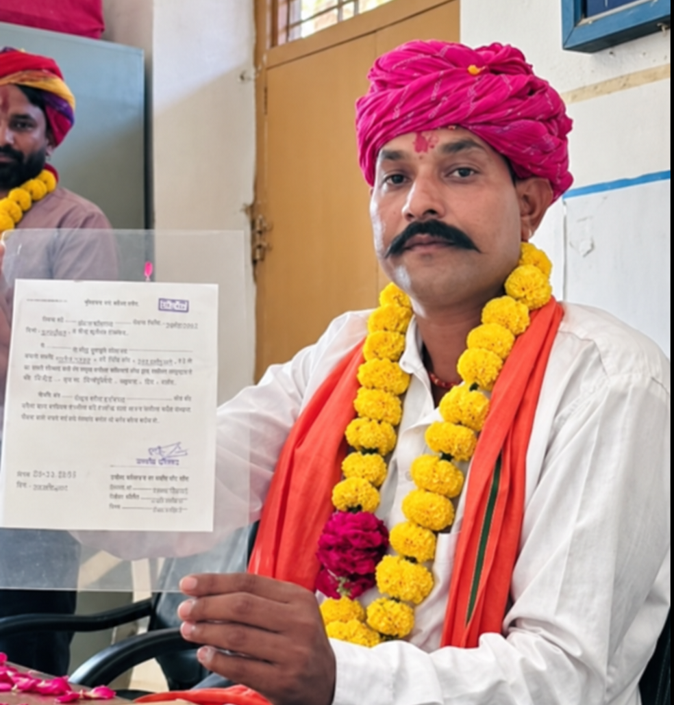 34 वर्षीय पेमा सिंह रावत बने फारक्या के सरपंच, किसान के बेटे को ग्रामीणों ने सौंपी गांव की कमान