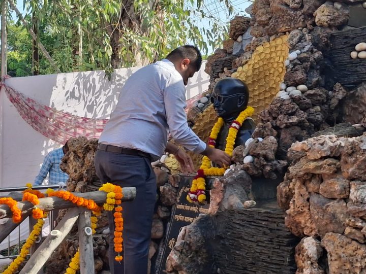 जिला कलेक्टर ने राष्ट्रपिता महात्मा गांधी एवं पूर्व प्रधानमंत्री लाल बहादुर शास्त्री की प्रतिमाओं पर किया माल्यार्पण