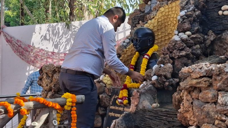 जिला कलेक्टर ने राष्ट्रपिता महात्मा गांधी एवं पूर्व प्रधानमंत्री लाल बहादुर शास्त्री की प्रतिमाओं पर किया माल्यार्पण