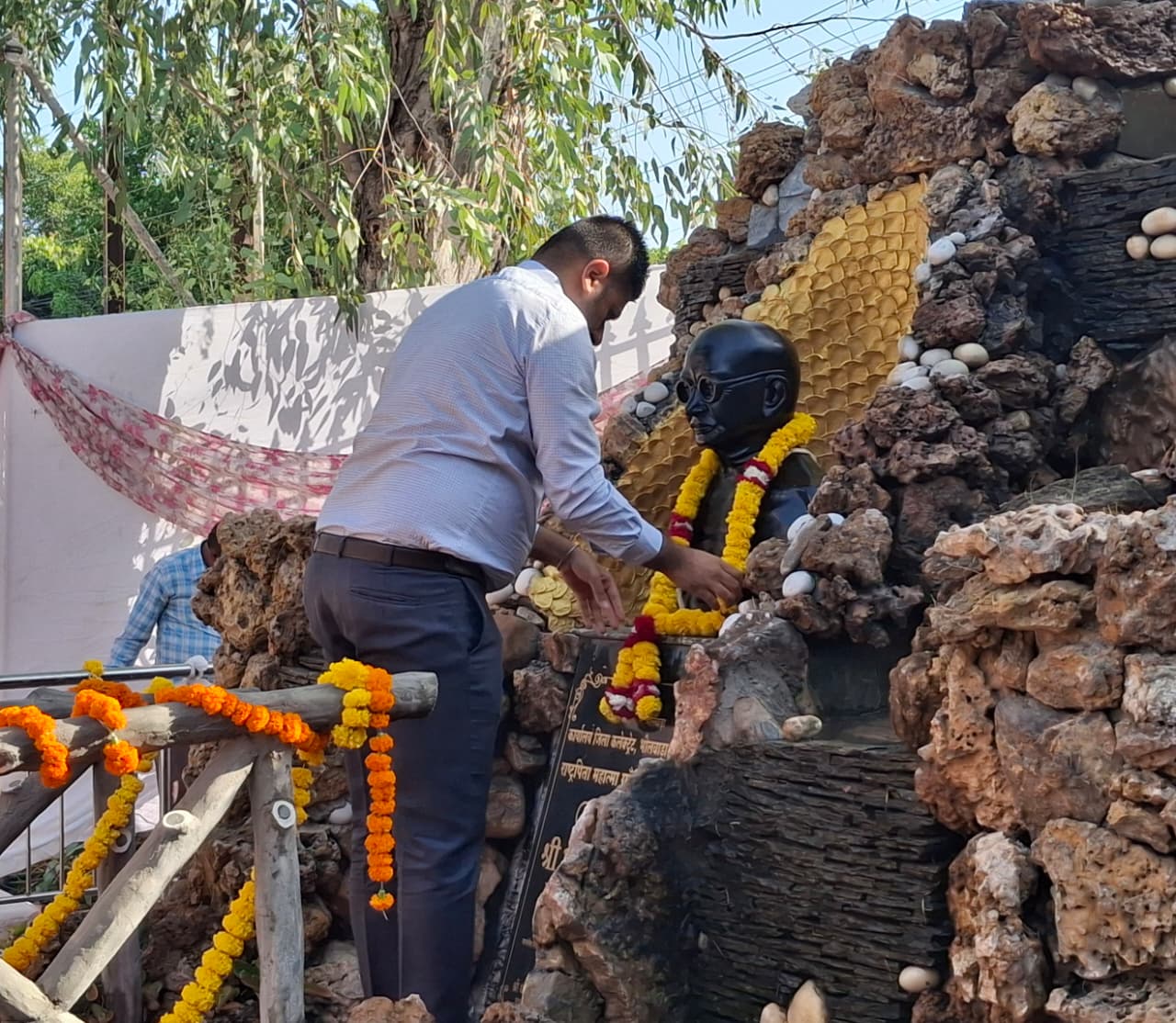 जिला कलेक्टर ने राष्ट्रपिता महात्मा गांधी एवं पूर्व प्रधानमंत्री लाल बहादुर शास्त्री की प्रतिमाओं पर किया माल्यार्पण